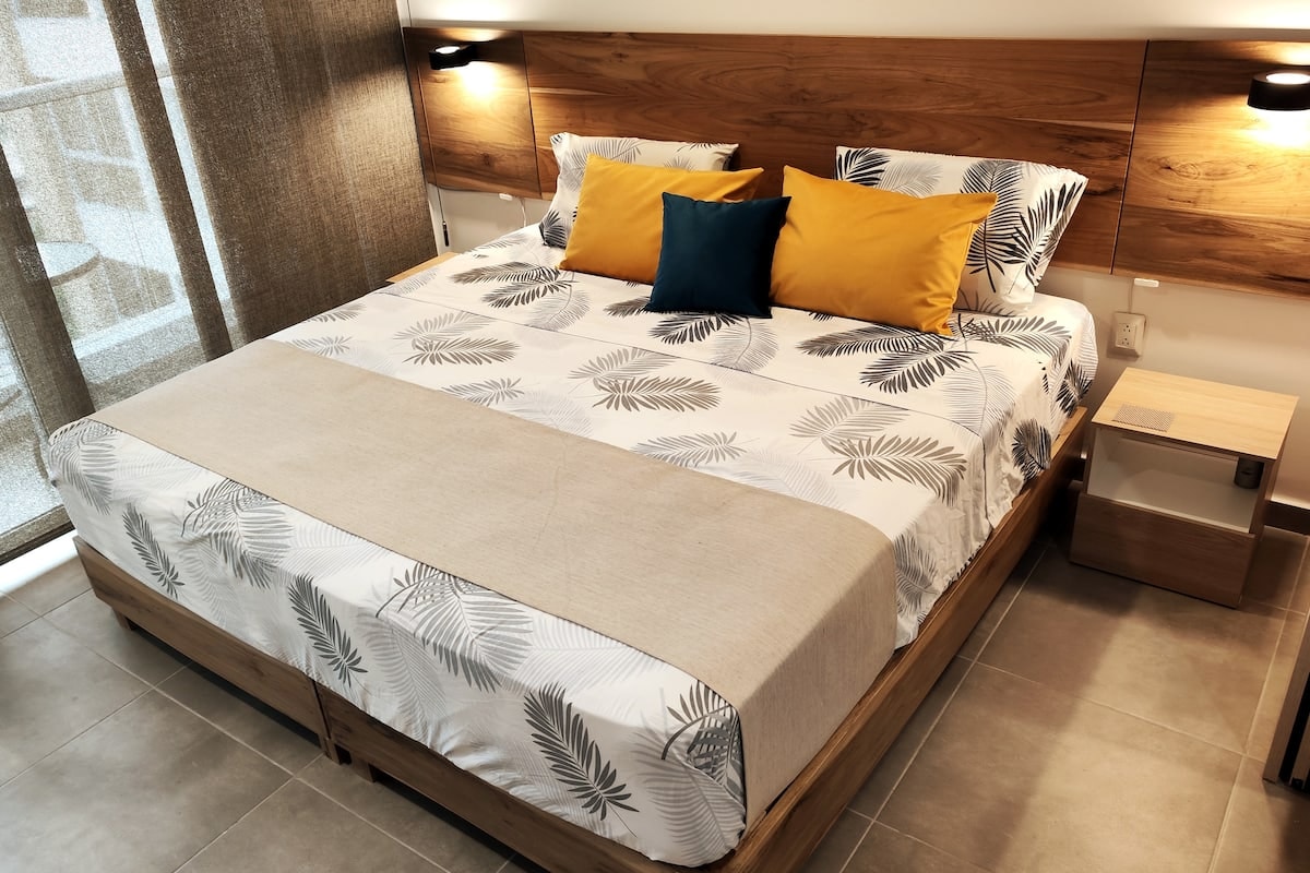 Habitación con cama King Size y balcón en apartamento de Playa Salguero, Santa Marta