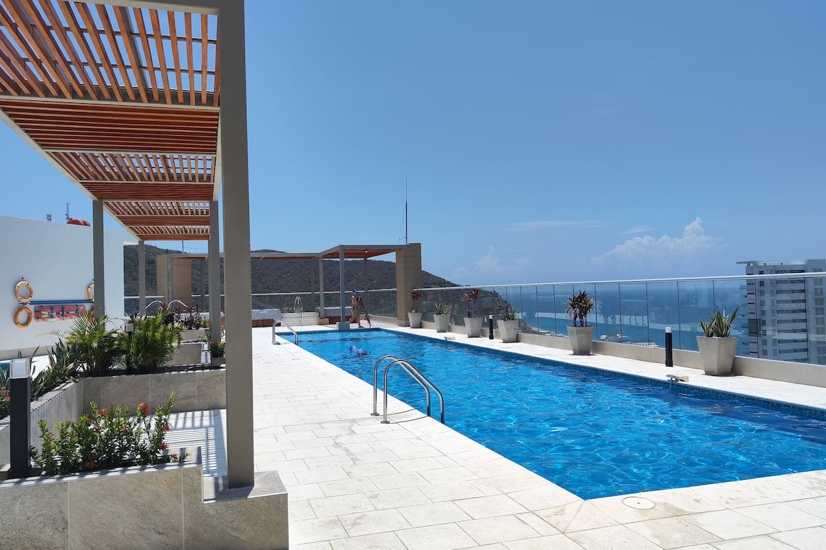 Piscina infinity con vista al mar Caribe en edificio de Playa Salguero, Santa Marta